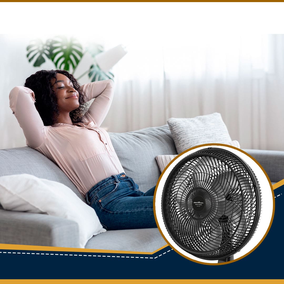 imagem mostra mulher sentada no sofá relaxando e ventilador em primeiro plano