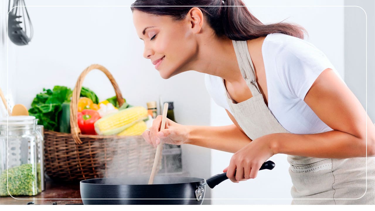 mulher cozinhando