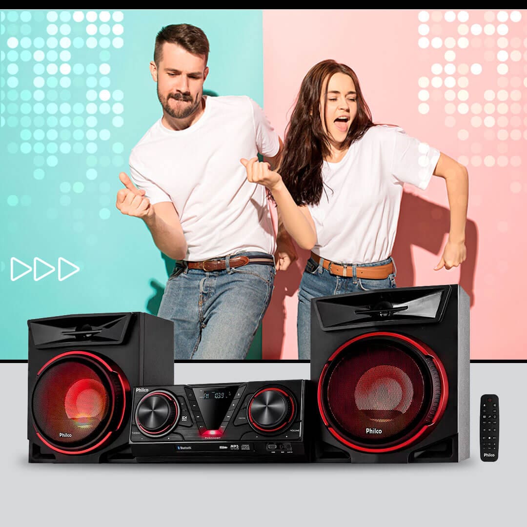 homem mulher rapaz moça camiseta branca calça jeans azul cinto marrom estralar dedos ritmo aparelho som mini system philco PHS500BT preto vermelho