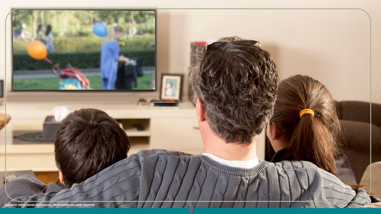imagem mostra família sentada no sofá assistindo TV