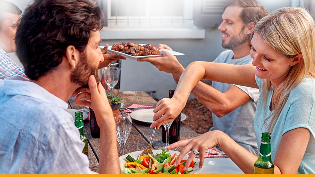 Pessoas em volta da mesa almoçando