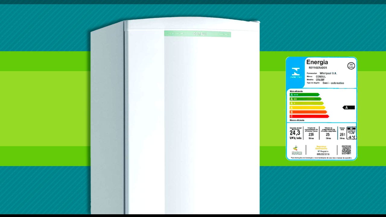 imagem frontal frente porta fechada Geladeira Consul branca topo parte cima superior fundo verde selo colorido inmetro procel eficiência energética