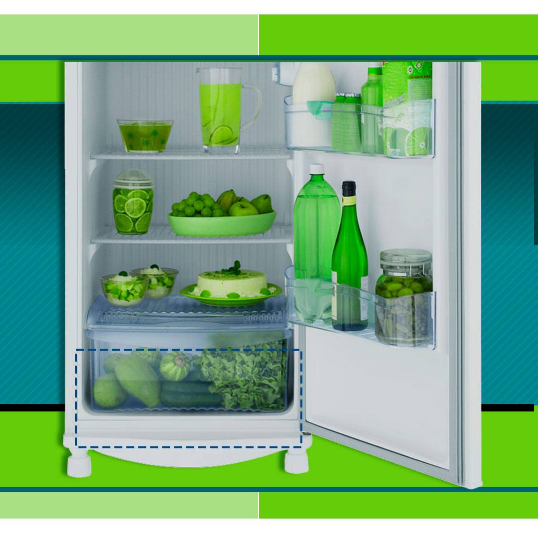 imagem parte baixo inferior Refrigerador Consul branco porta aberta interior visível exposto dentro leite verde gavetão hortaliças legumes salada frutas suco limão jarra garrafas potes vidro plástico doces pudim azeitonas gaveta
