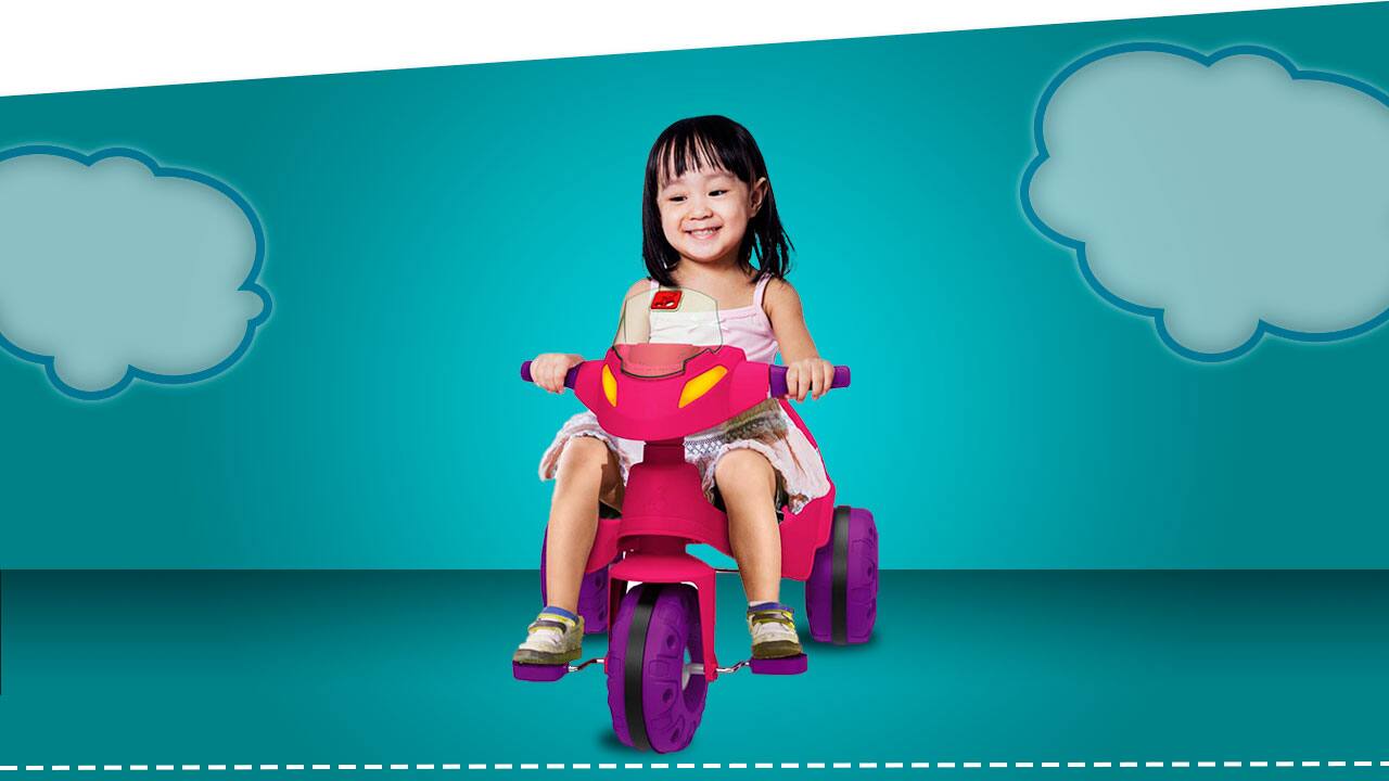 Criança pedalando no Triciclo Bandeirante Velobaby 356