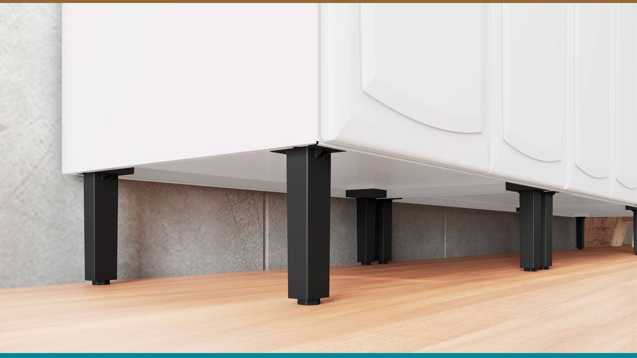 Balcão para Cozinha New Premium branca parte de baixo embaixo inferior rodapé pés pretos piso marrom madeira