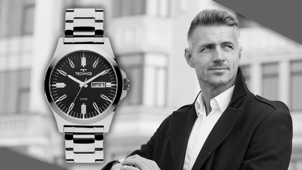 imagem mostra homem em um ambiente urbano com o relógio à frente