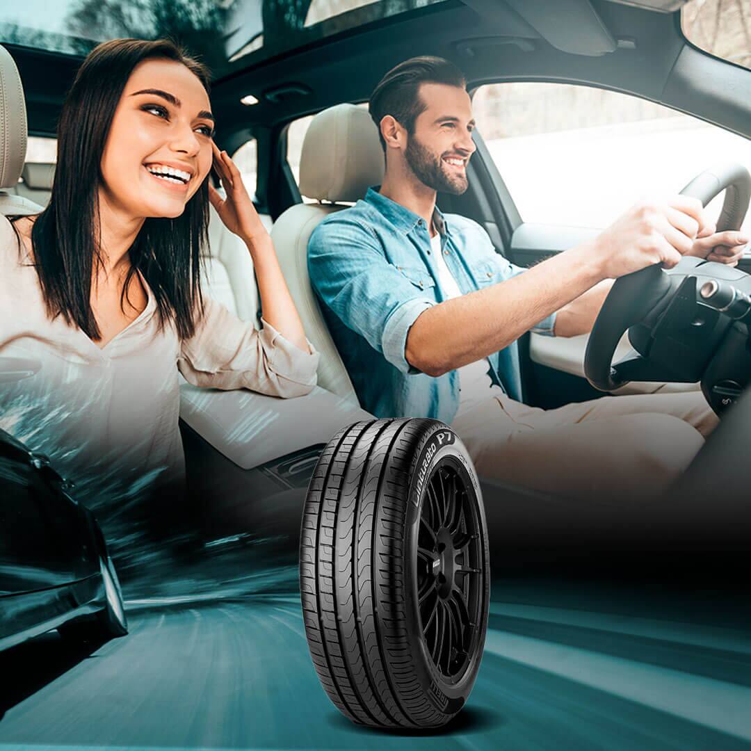 Casal dentro do carro, com o Pneu Pirelli Cinturato P7 em evidência