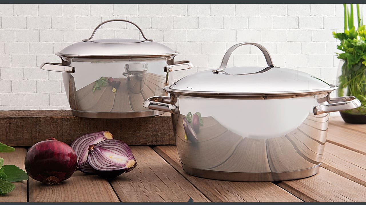 panelas utensílios prata cinza brilho brilhantes beterraba cortada legume bancada marrom madeira planta verde