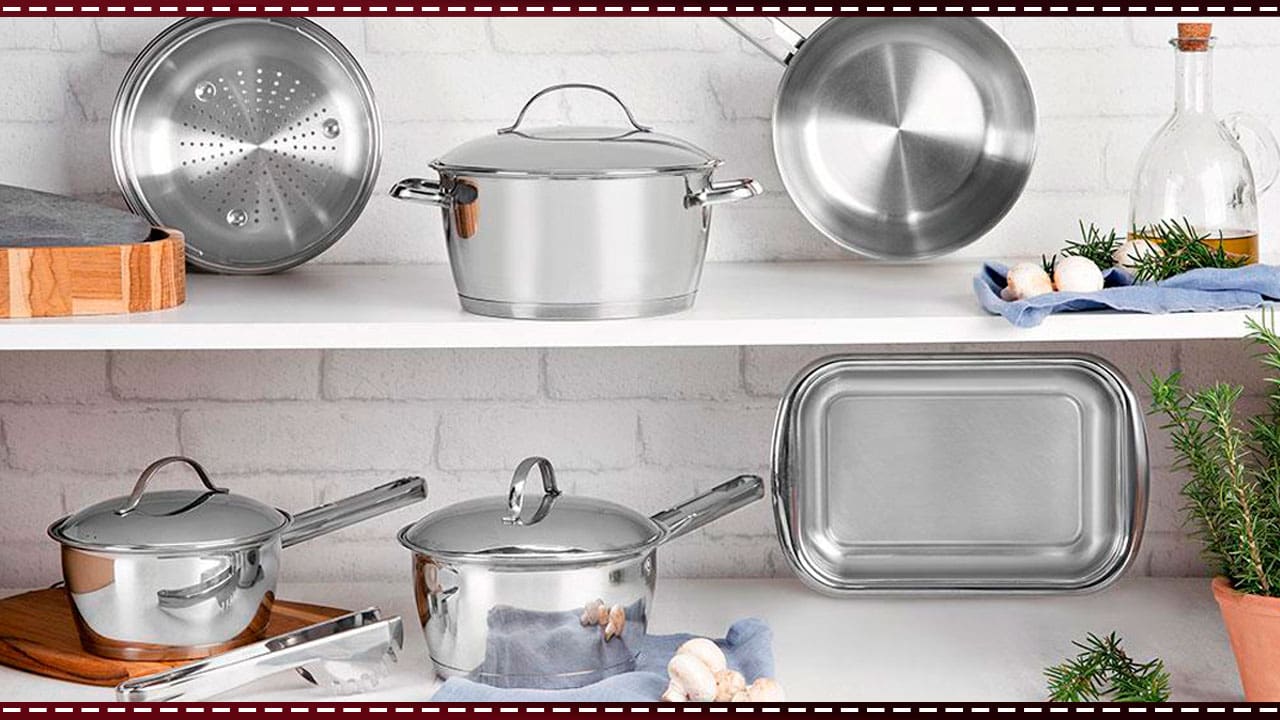 itens utensílios distribuídos prata prateados brilho brilhantes pano azul vaso planta verde recipiente tempero