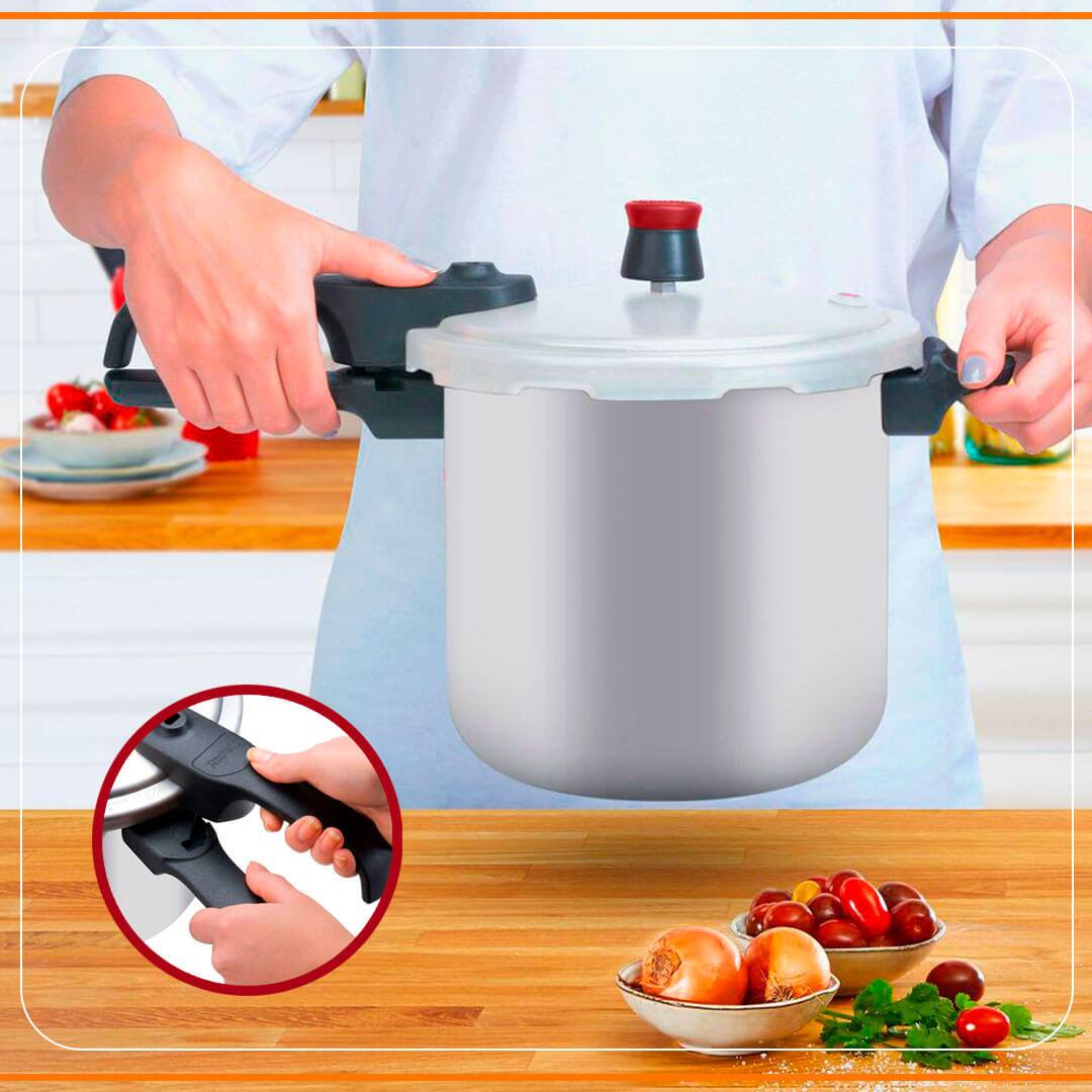 pessoa cozinheiro cozinheira segurando panela pressão manuseio cabo preto prato pratinho branco com cebolas bancada marrom madeira