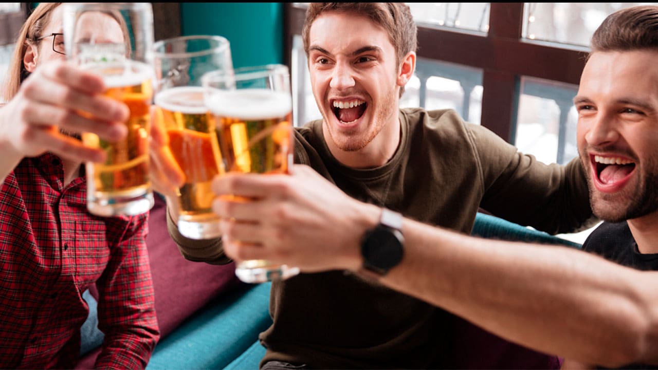 Amigos brindando com cerveja 