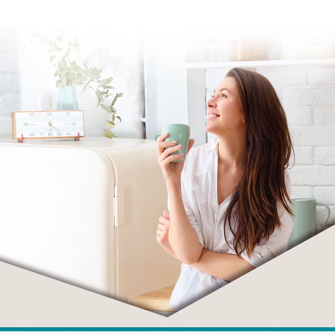 Mulher com uma xícara de café na mão