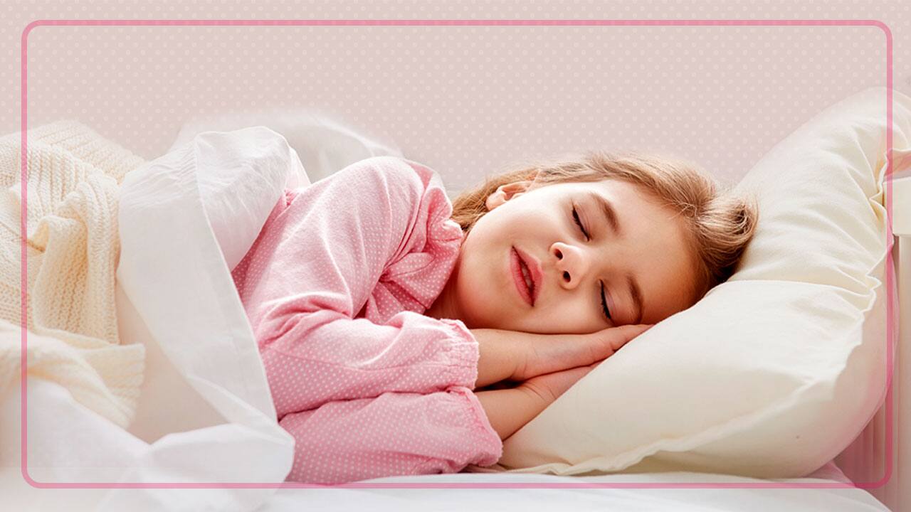 Garotinha dormindo tranquila sobre a Cama Infantil Móveis Estrela Doll Sweet Dreams