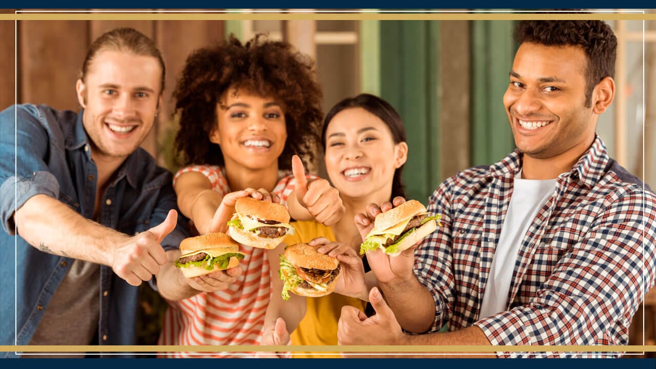 PESSOAS COM LANCHE