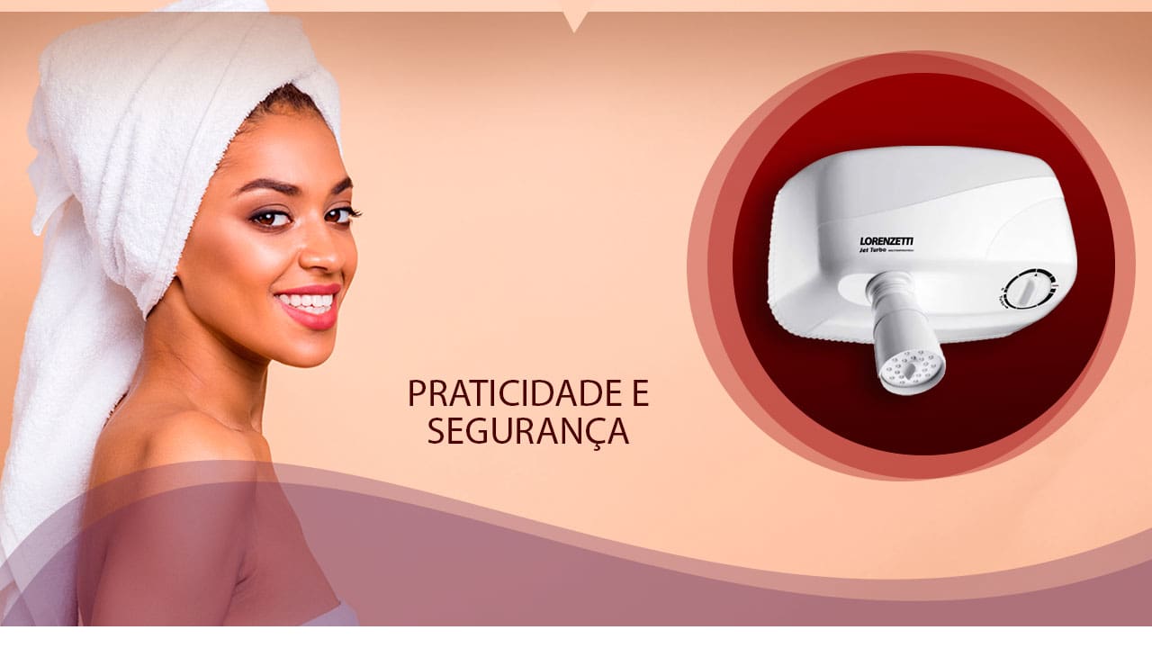 a imagem mostra mulher sorrindo com uma toalha nos cabelos e a ducha ao lado