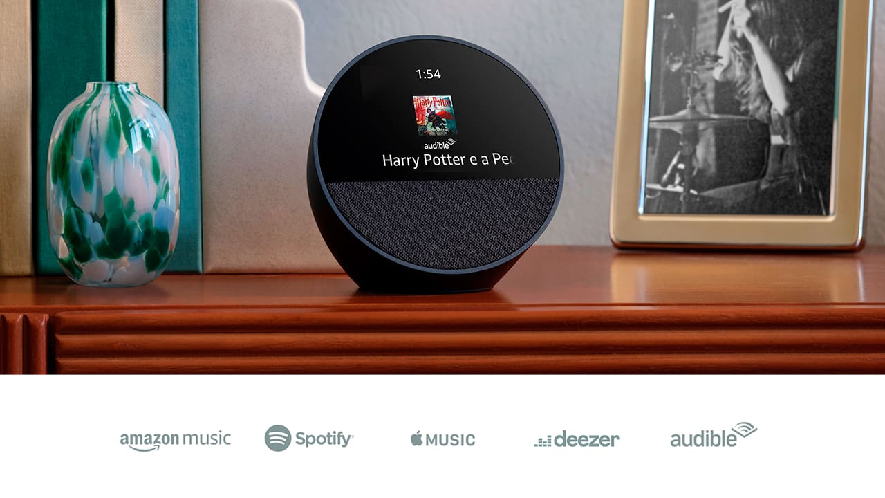 CONHEÇA O NOVO ECHO SPOT Um despertador inteligente com som vibrante e Alexa. Sempre pronto para te ajudar a acordar, relaxar e muito mais. DESPERTADOR INTELIGENTE PERSONALIZÁVEL Veja facilmente a hora, a previsão do tempo e nomes de música, controle dispositivos de casa inteligente e muito mais. Personalize o display com seu design preferido de relógio e cores divertidas. SOM POTENTE E VIBRANTE Curta sons com vocais nítidos e graves profundos. É só pedir para Alexa reproduzir música, podcasts e audiolivros.