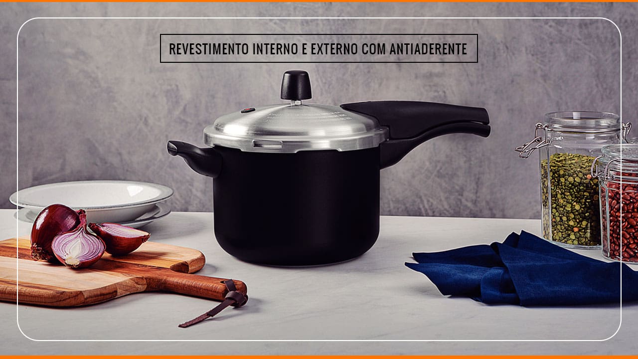 imagem mostra a panela em uma bancada com ingredientes