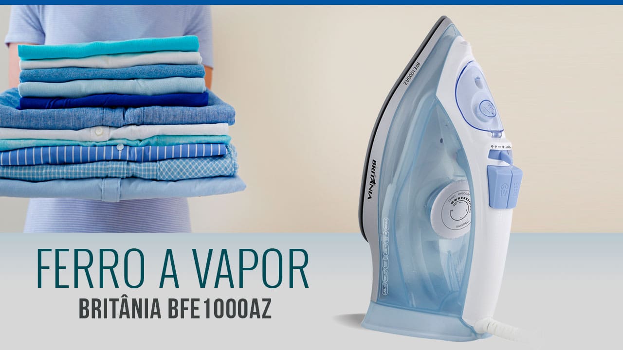 Ferro a Vapor Britânia BFE1000AZ com uma pessoa segurando uma pilha de roupas dobradas