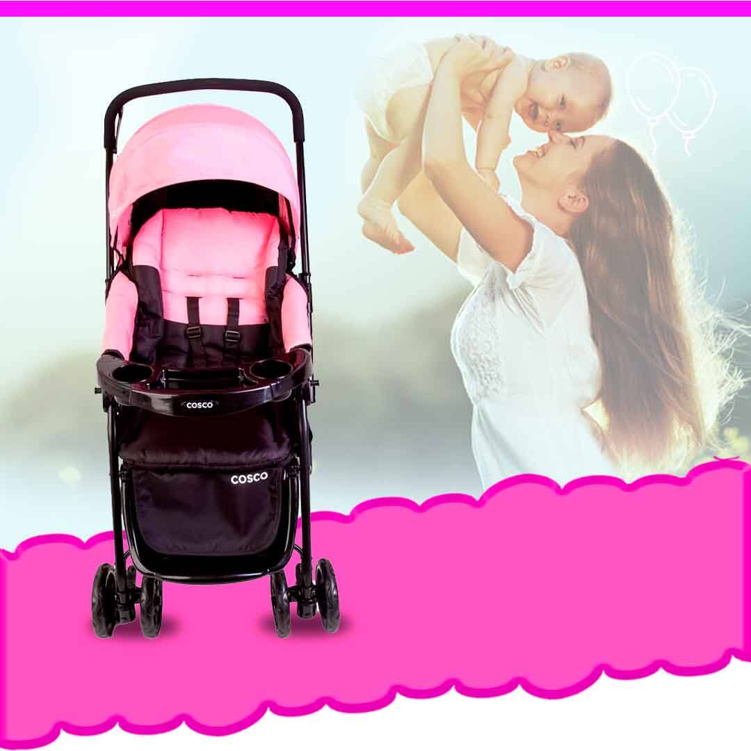 imagem frontal frente Carrinho de Bebê Cosco Travel System Reverse mulher moça mãe filho bebê mãos alto rindo sorriso