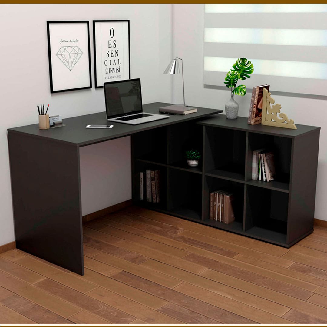 imagem frontal frente Escrivaninha Artany Nero II preta preto notebook luminária smartphone lata porta lápis caneta quadros brancos borda preta vaso cinza planta folha verde objeto decorativo nichos dentro guardados armazenados cortina parede branca chão piso marrom madeira
