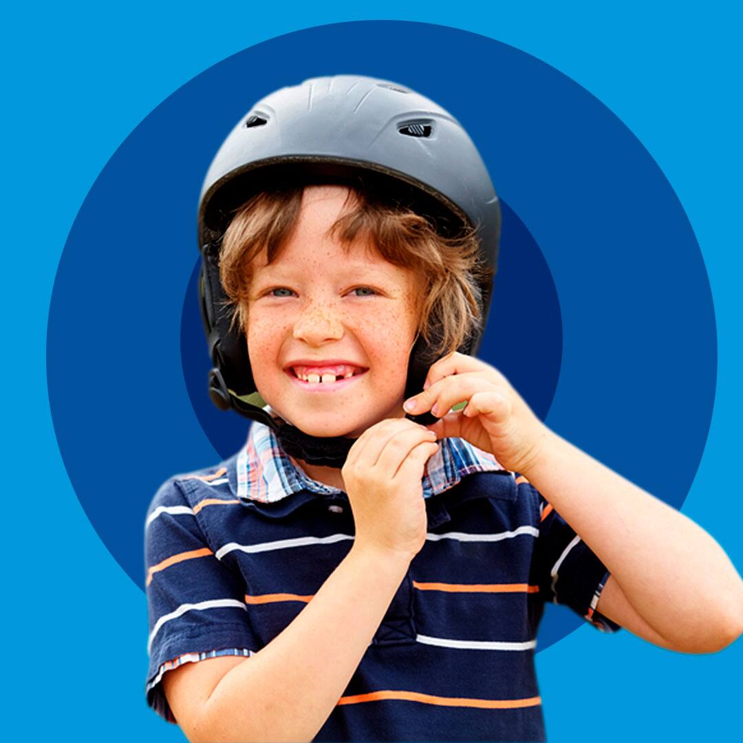 menino colocando capacete