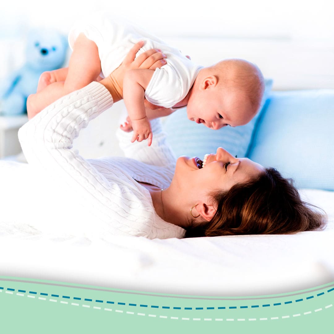 imagem mostra mulher brincando com um bebê