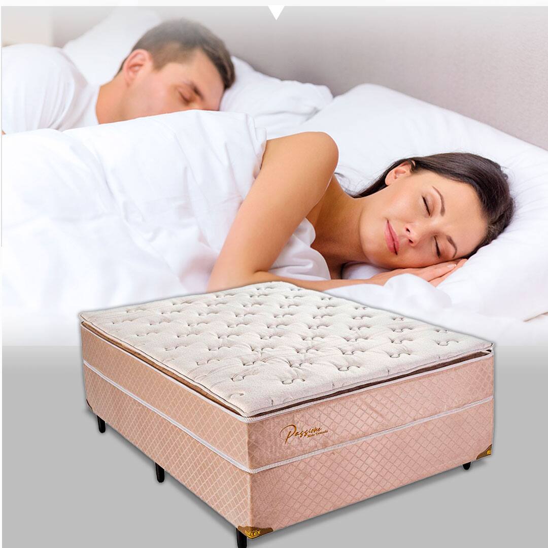 Casal dormindo sobre a Cama Box Biflex Passione