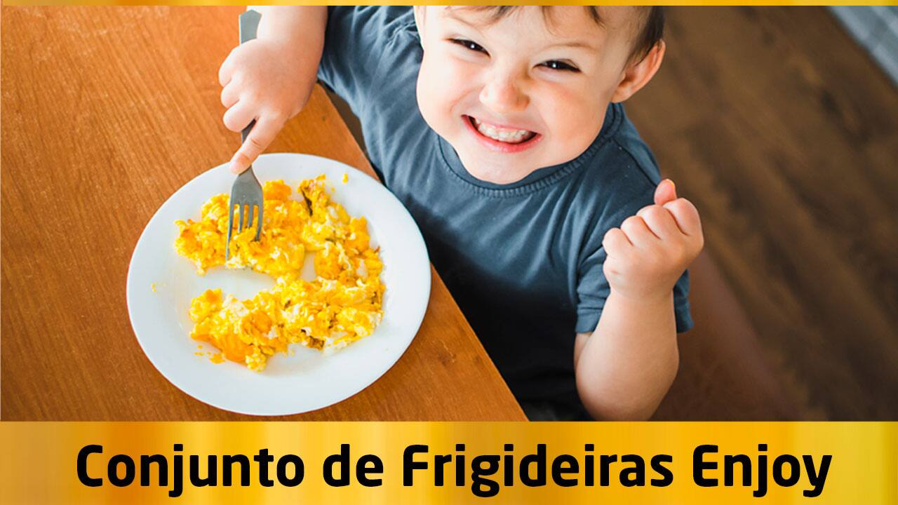 Garotinho comendo ovo frito e sorrindo pra foto