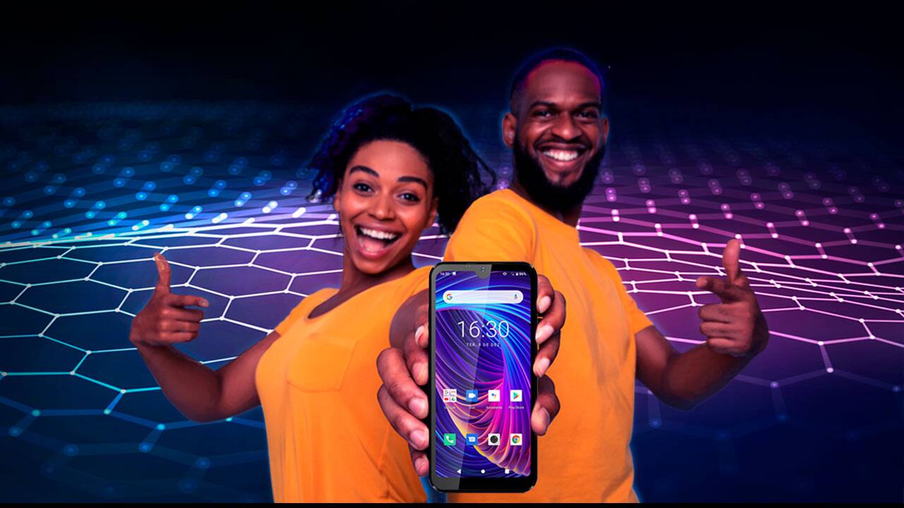 Casal segurando o Smartphone Philco Hit P8 