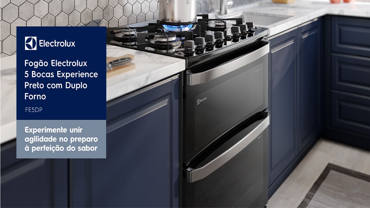Eleve sua cozinha com o Fogão Electrolux 5 Bocas FE5DP! O novo Fogão Electrolux 5 Bocas Preto (FE5DP) revoluciona sua cozinha! Com o Duplo Forno, você prepara dois pratos simultaneamente, economizando tempo e energia. Imagine assar um peru no forno inferior e gratinar um acompanhamento no superior.