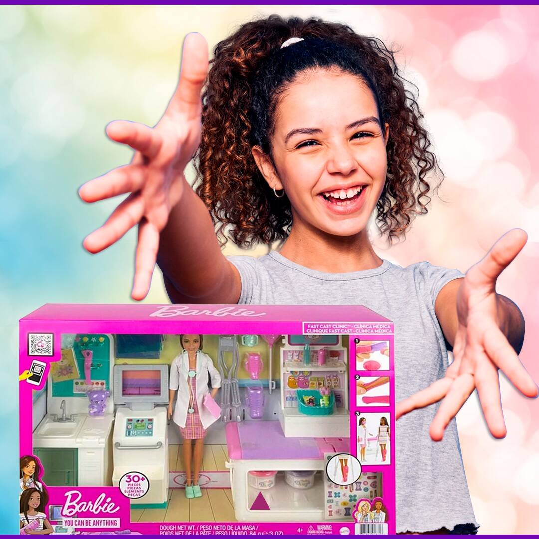 menina garota moça jovem sorrindo sorriso mãos abertas embalagem rosa brinquedo embalado boneca embalada