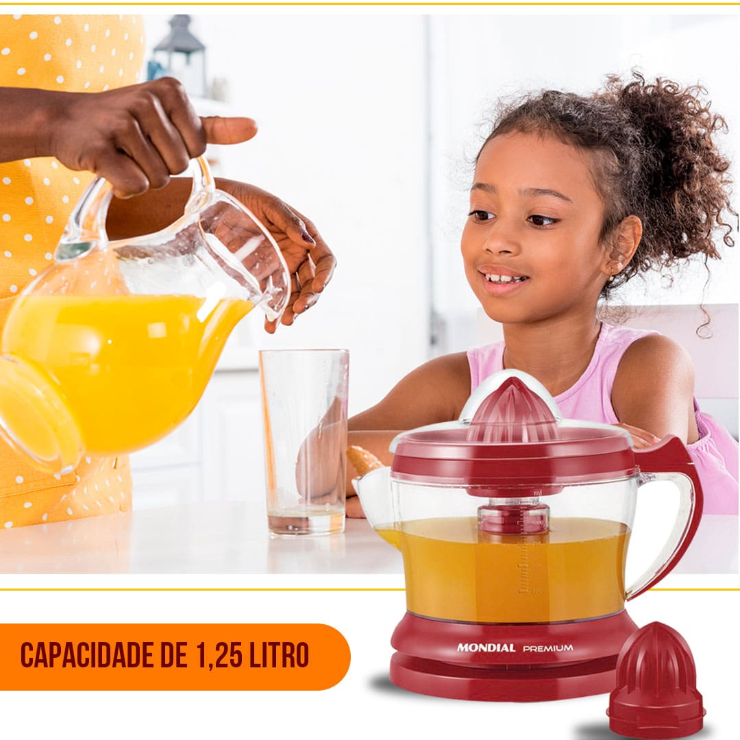 Criança sendo servida com um copo de suco