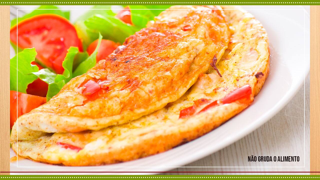 imagem mostra omelete e salada