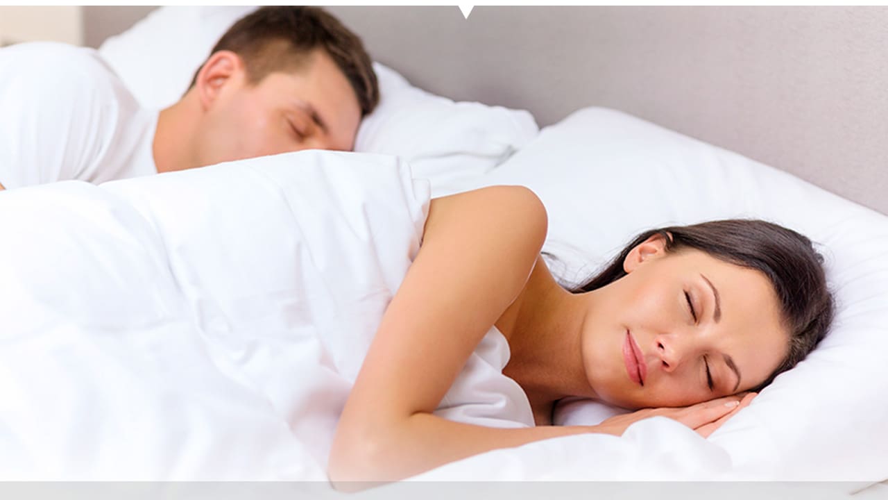 Casal dormindo sobre a  Cama Box Herval Nature Bambu