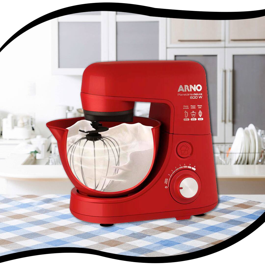Batedeira Arno vermelha funcionamento conteúdo branco dentro parte interna interior chantili chantilly massa mesa bancada branca toalha quadriculada colorida pratos brancos portas fechadas parede
