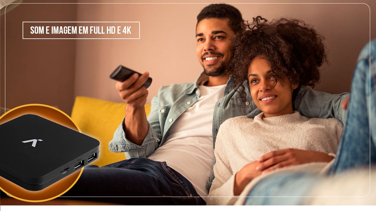 Som e imagem em Full HD e 4K imagem frontal frente Smart TV Box Aquário preta arte amarela fundo casal preto negro pretos negros homem moço rapaz controle remoto mão mulher moça jovem sorrindo sorrisos deitados assistindo almofadas coloridas