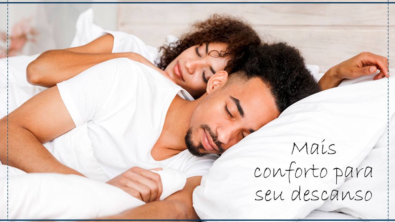 Casal dormindo de conchinha sobre o Colchão Softflex Gold Dark
