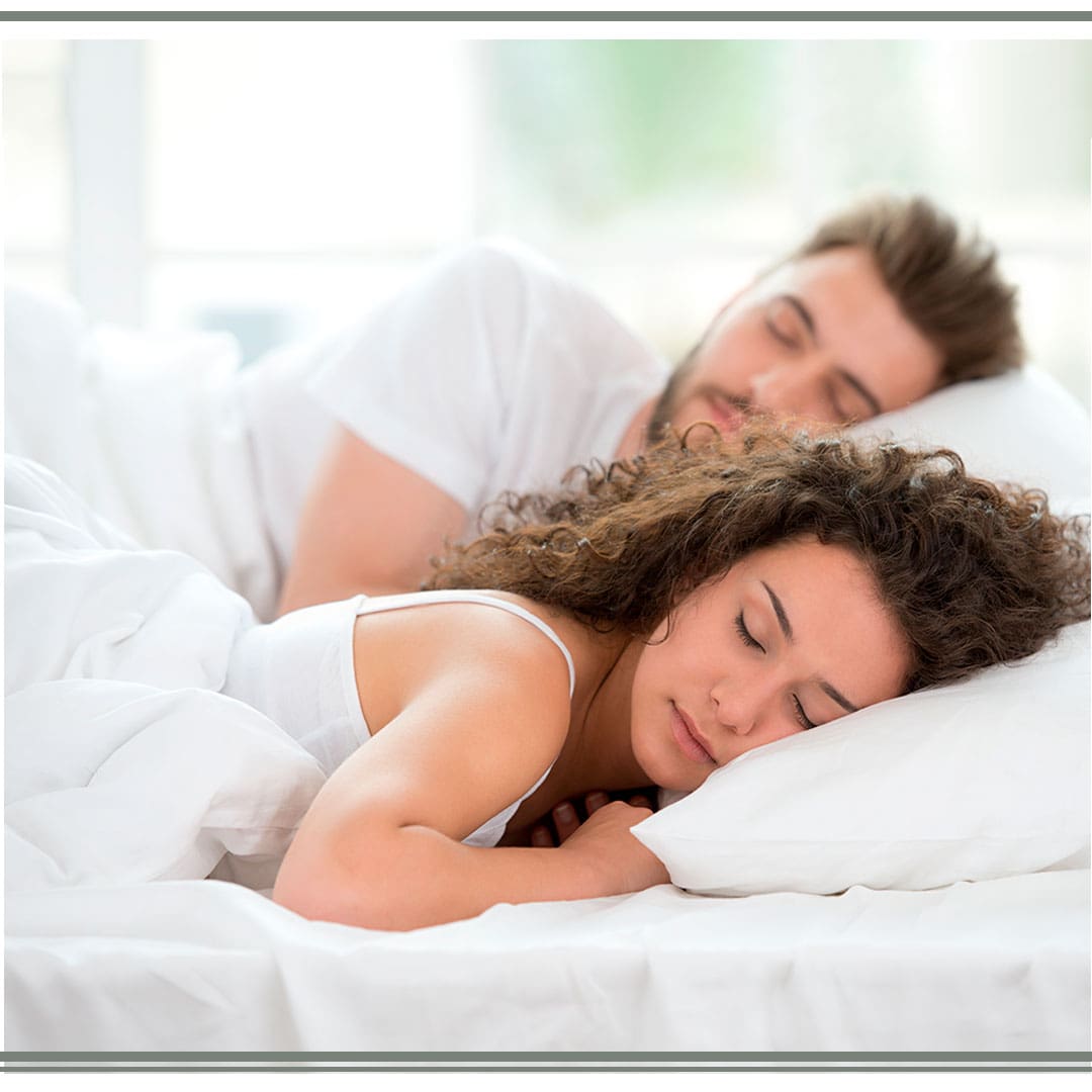 Casal dormindo na Cama Box Probel Óregon