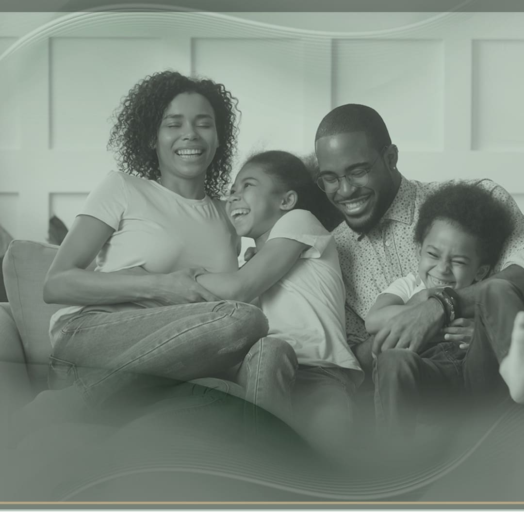 Família reunida no sofá