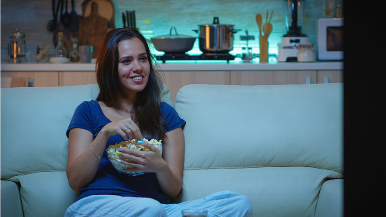 Proporciona uma experiência visual imersiva com sua resolução 4K UHD.