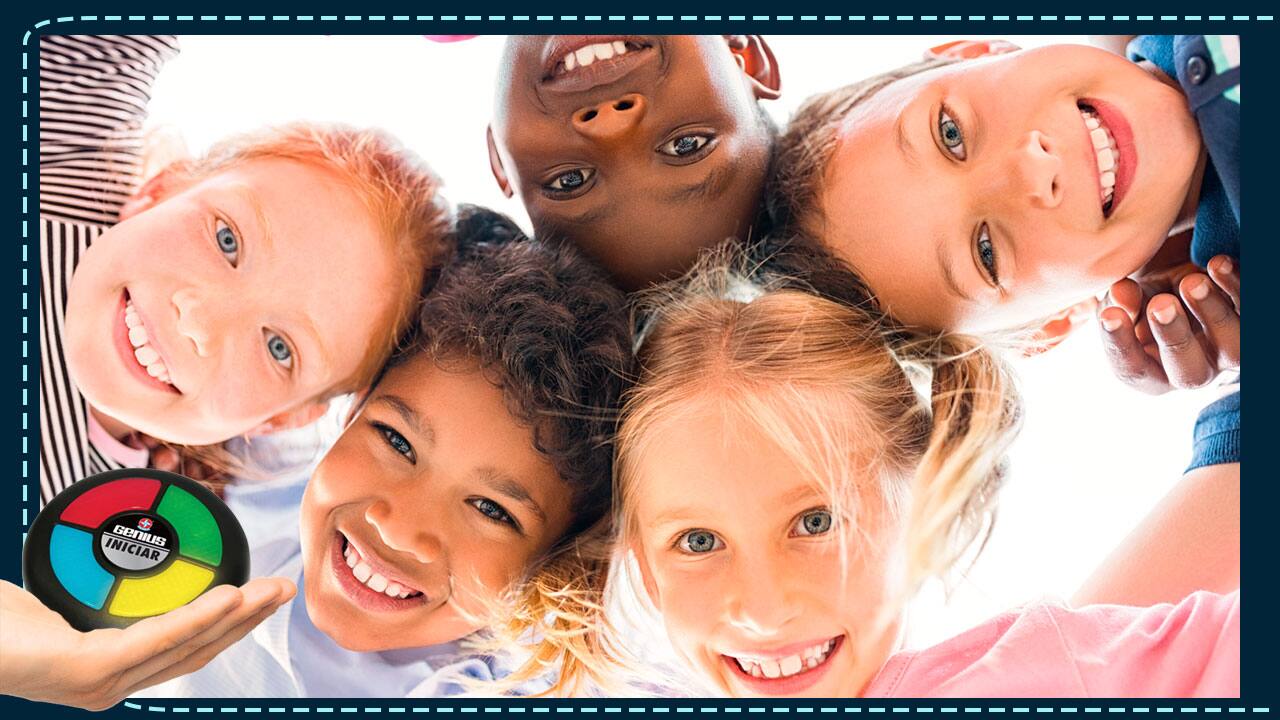 Mini Genius palma mão pequeno compacto crianças meninos meninas reunidas sorrindo sorrisos alegres felizes