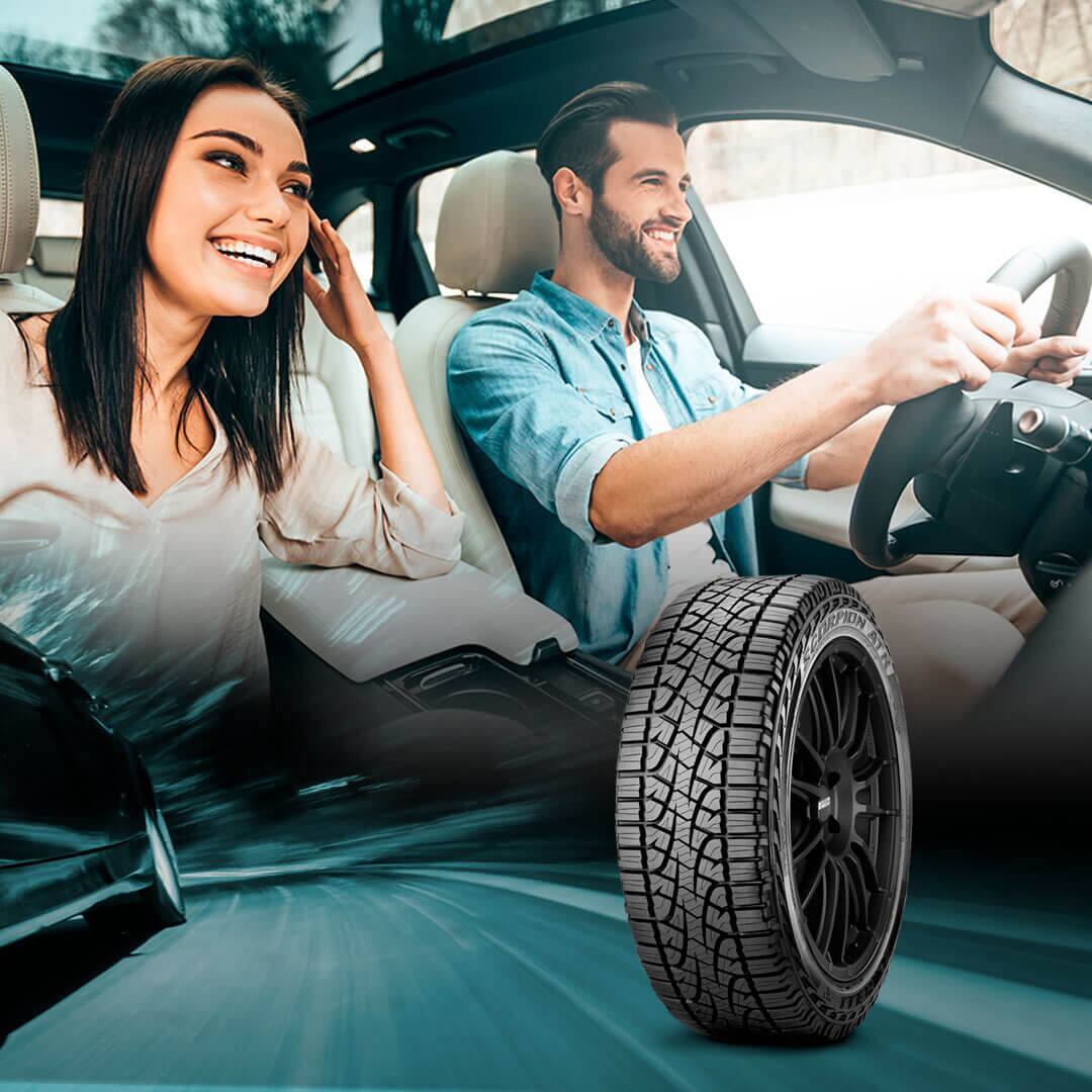 Casal dentro do carro, com o Pneu Pirelli Scorpion ATR em evidência