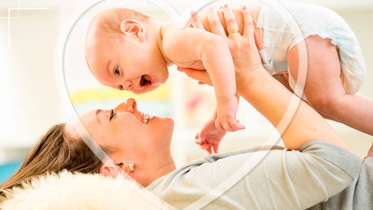 Mãe deitada com o bebê