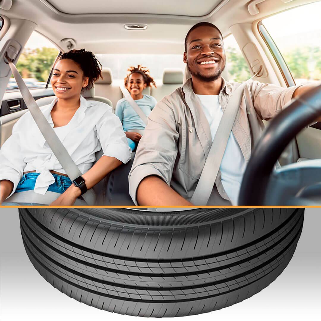 Pais e filha dentro do carro, com o Pneu Bridgestone Turanza ER33 em evidência
