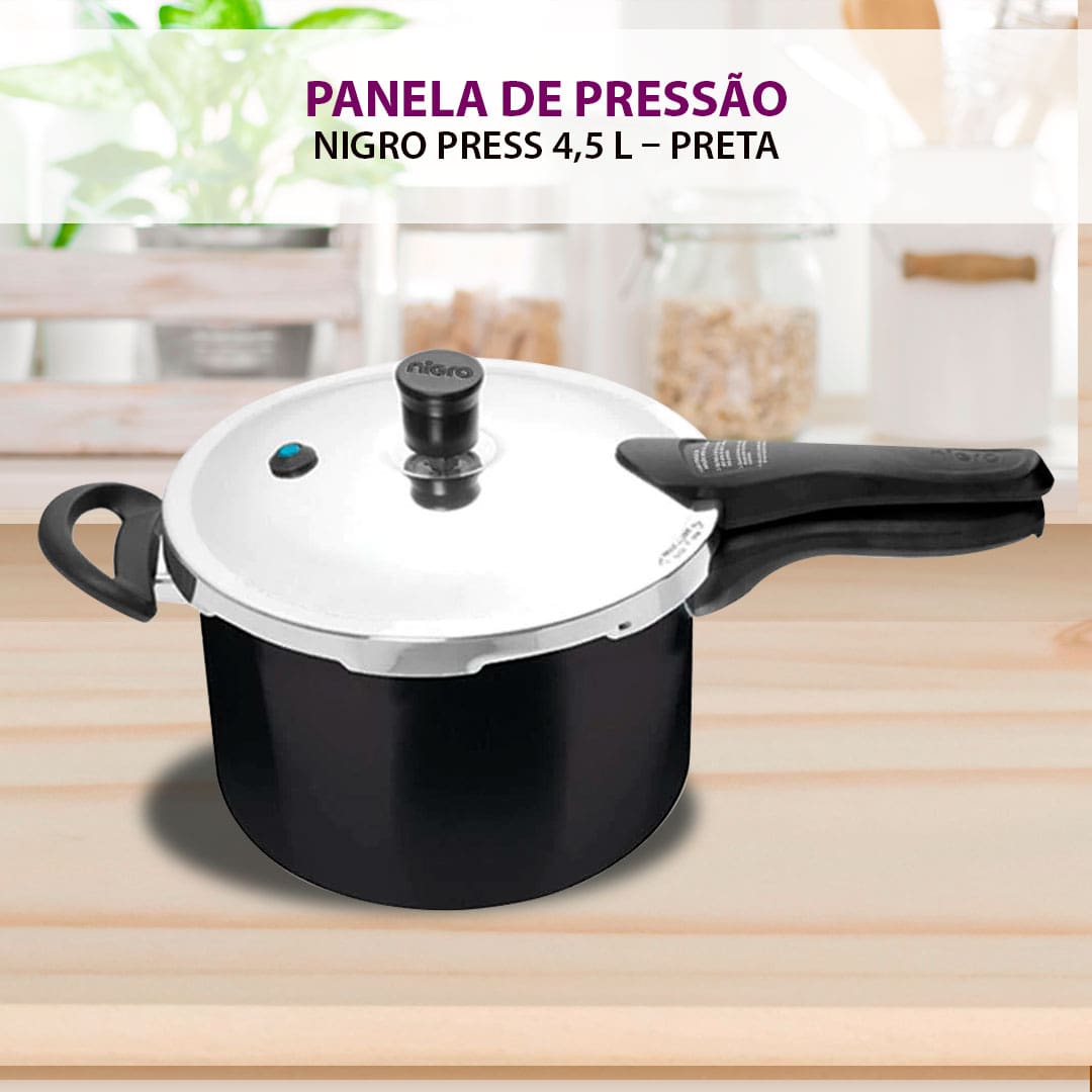 Panela de Pressão Nigro Press 4,5L Preta imagem frontal frente preta prata bancada marrom madeira fundo cozinha utensílios domésticos potes transparentes vidro pote branco vaso planta verde  