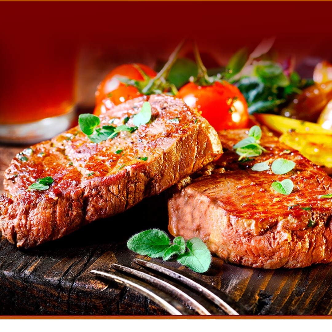 carne pedaços tomate cereja batatas temperos tábua madeira garfo