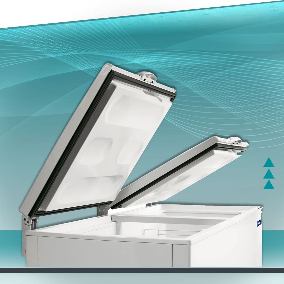imagem frontal frente lado lateral Freezer Refrigerador Metalfrio 2 duas portas abertas espaço interno vazio fundo arte verde 