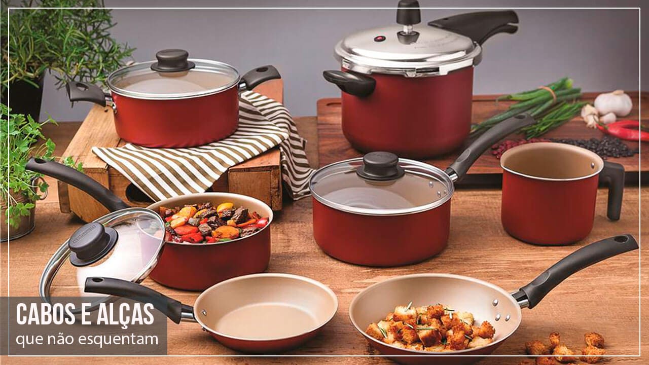 Conjunto de panelas em uma bancada, algumas panelas com alimentos em seu interior e alguns ingredientes e temperos ao lado