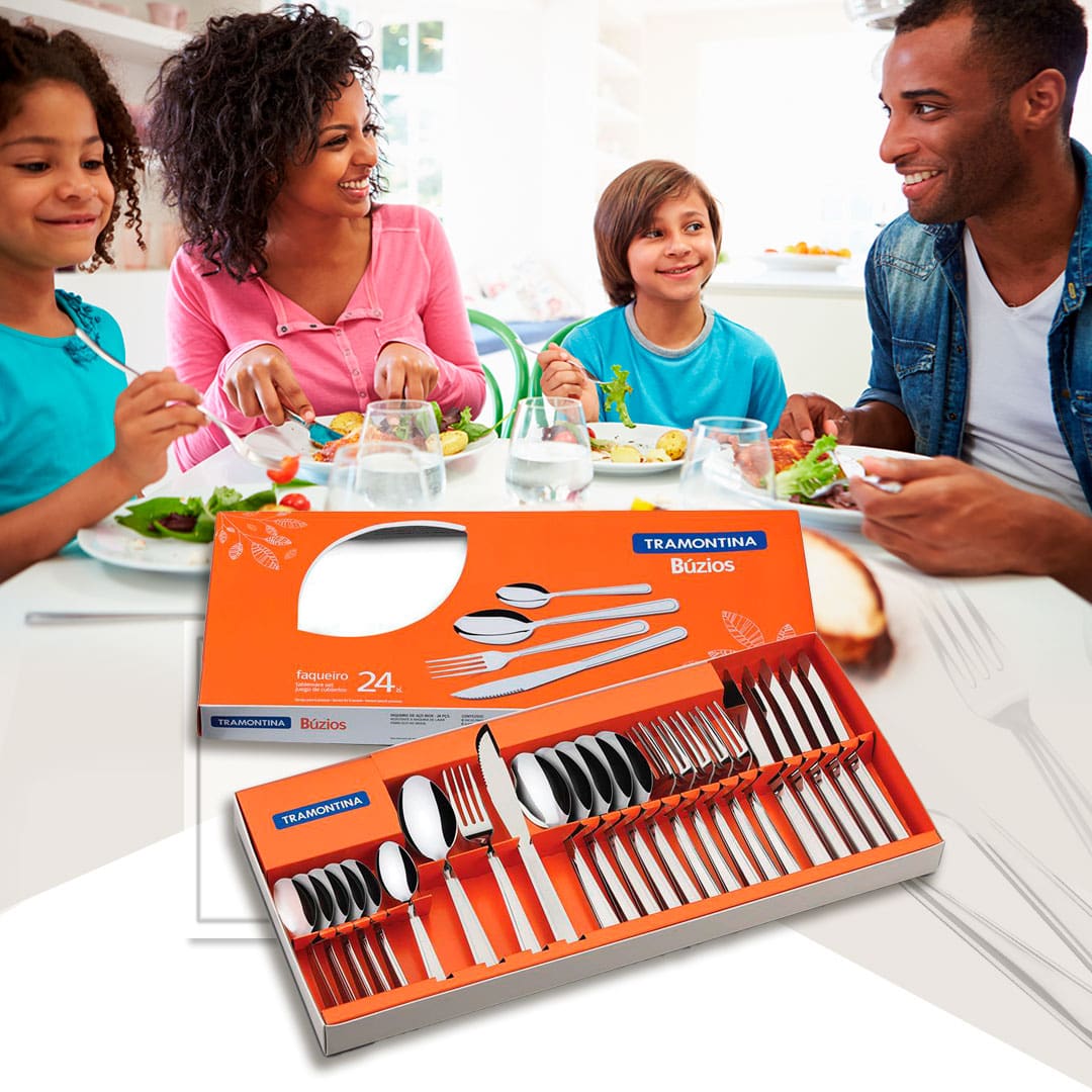 Refeição em família, família na mesa jantando na imagem ao fundo com o faqueiro em primeiro plano