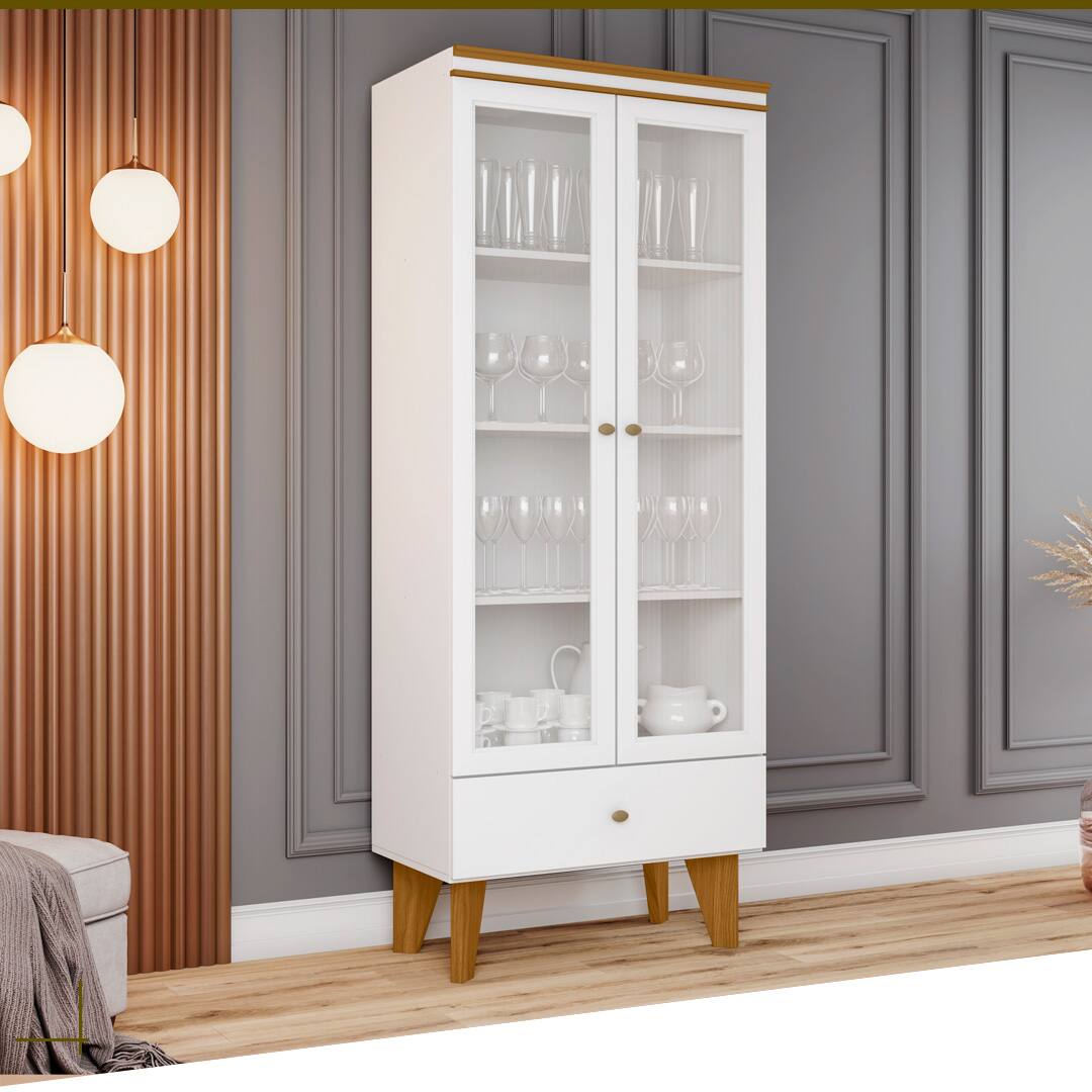 Cristaleira Henn Lívia branca marrom quatro 4 pés portas vidro parte interna interior dentro exposto visível itens utensílios guardados copos taças transparentes xícaras pote branco brancos piso chão madeira fundo parede cinza ripada luminárias luzes acesas